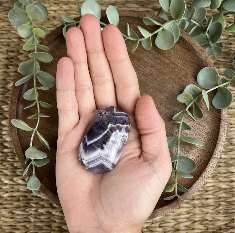 Bandad Ametist (chevron) meditationssten/handsten A