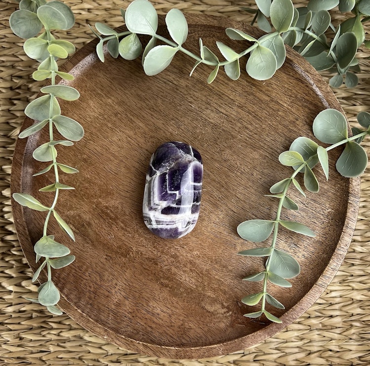 Bandad Ametist (chevron) meditationssten/handsten A