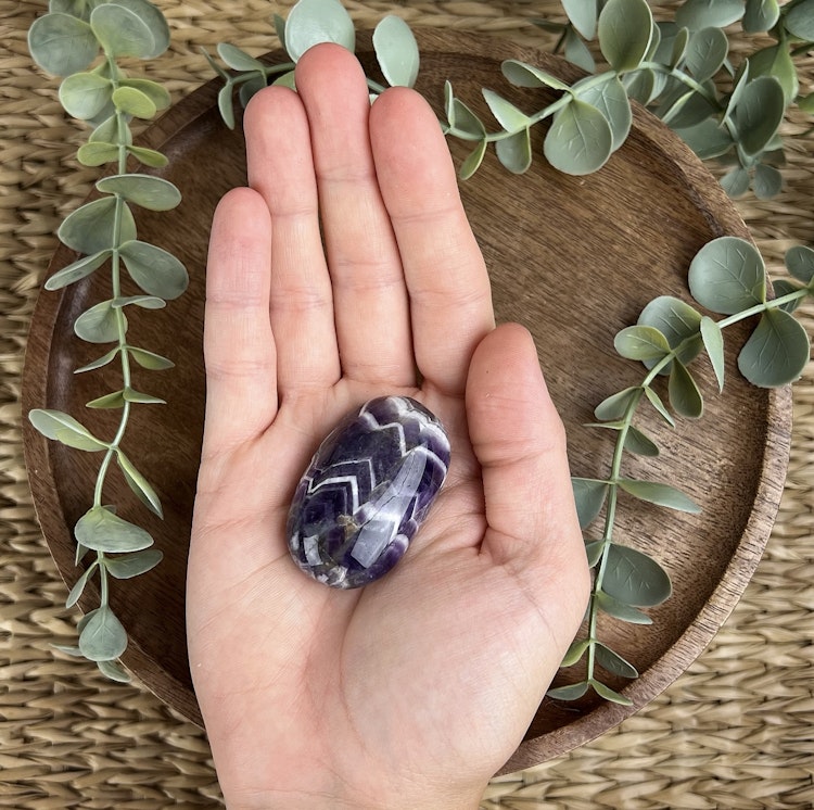 Bandad Ametist (chevron) meditationssten/handsten B