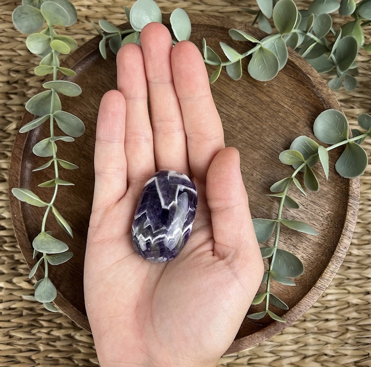 Bandad Ametist (chevron) meditationssten/handsten B