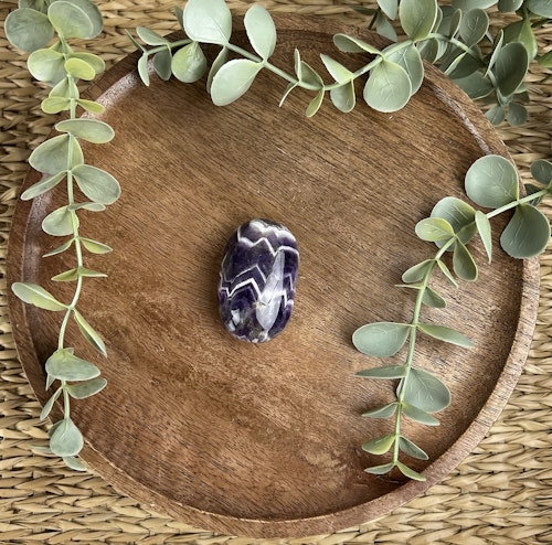 Bandad Ametist (chevron) meditationssten/handsten B