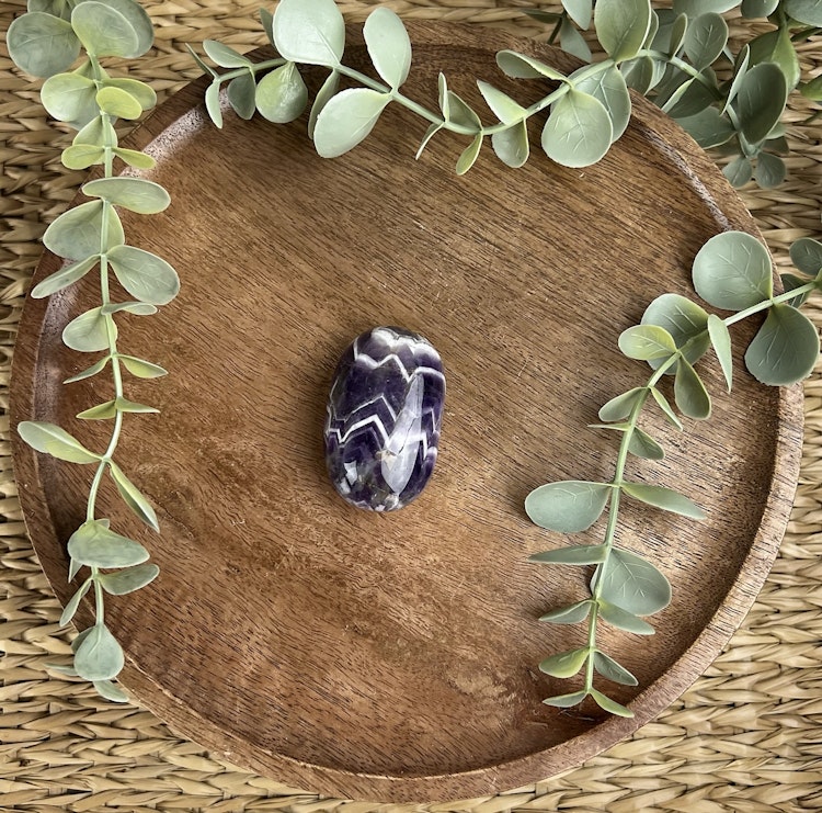 Bandad Ametist (chevron) meditationssten/handsten B
