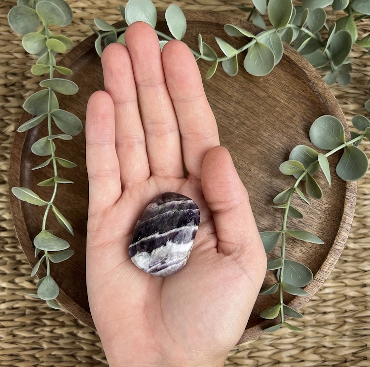 Bandad Ametist (chevron) meditationssten/handsten C