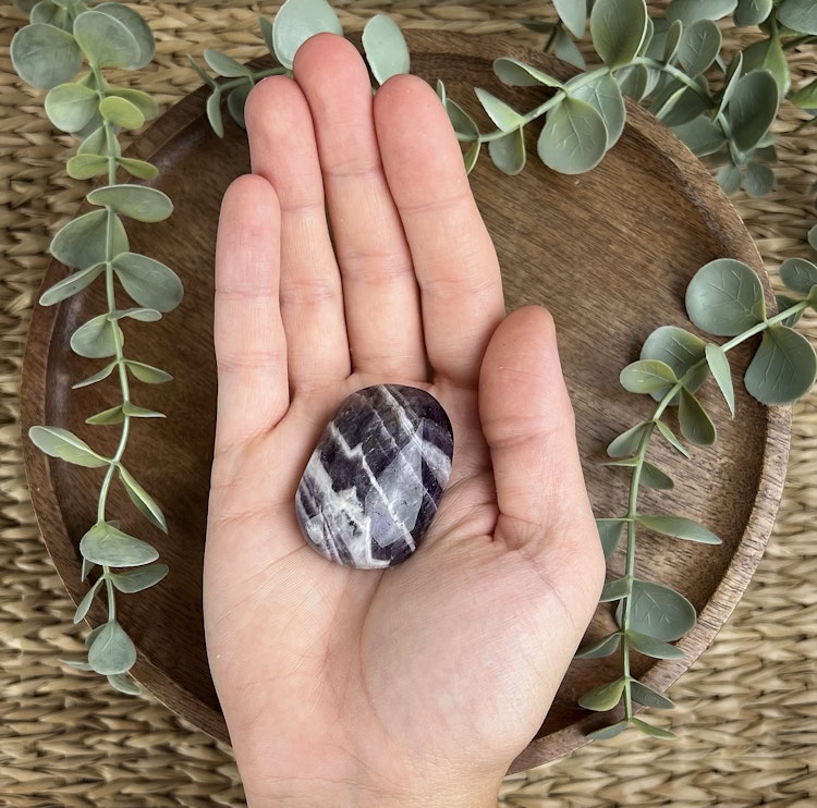 Bandad Ametist (chevron) meditationssten/handsten C