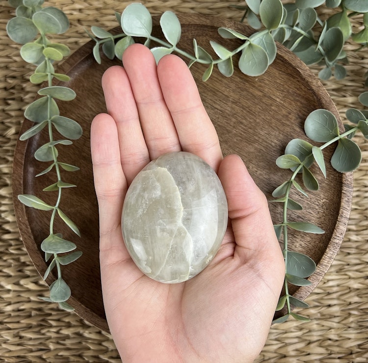 Garnierit (”Grön Månsten”) meditationssten/handsten A
