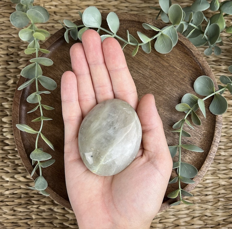 Garnierit (”Grön Månsten”) meditationssten/handsten A