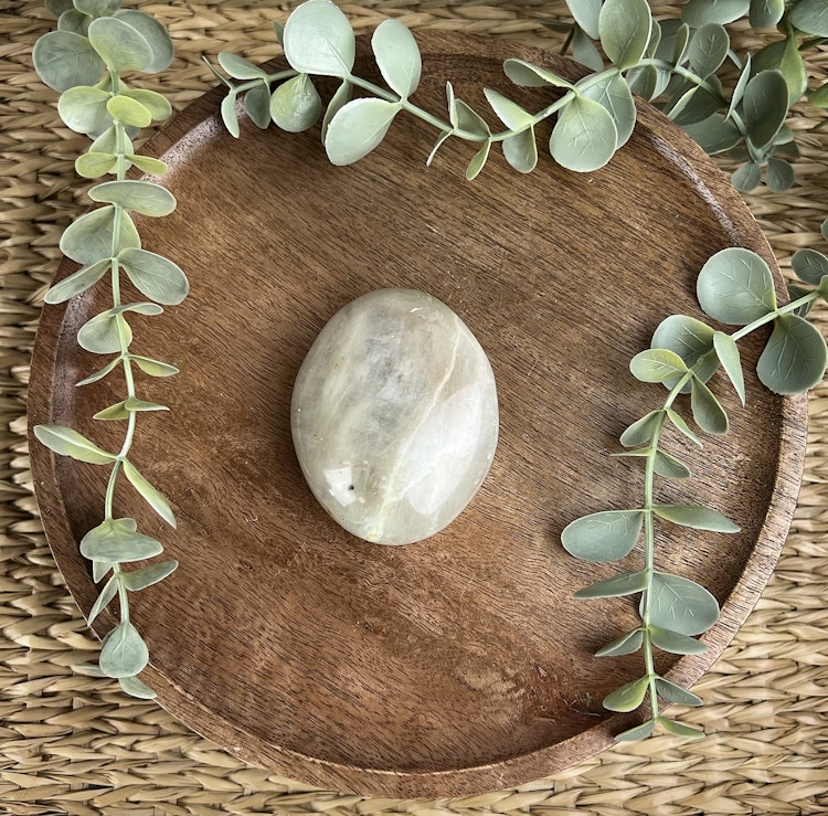 Garnierit (”Grön Månsten”) meditationssten/handsten A