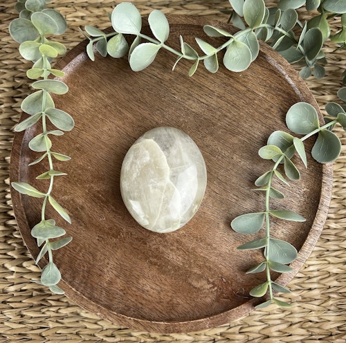 Garnierit (”Grön Månsten”) meditationssten/handsten A