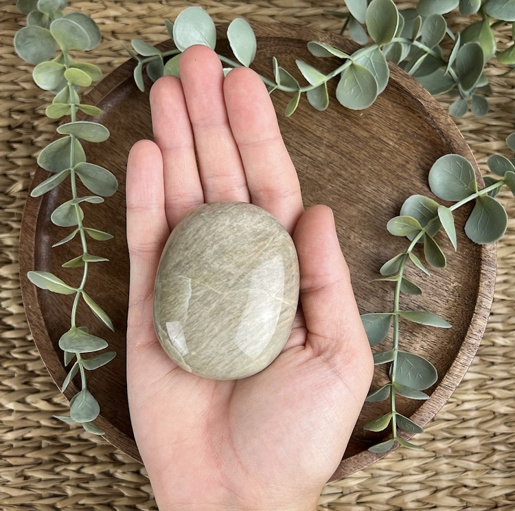 Garnierit (”Grön Månsten”) meditationssten/handsten B