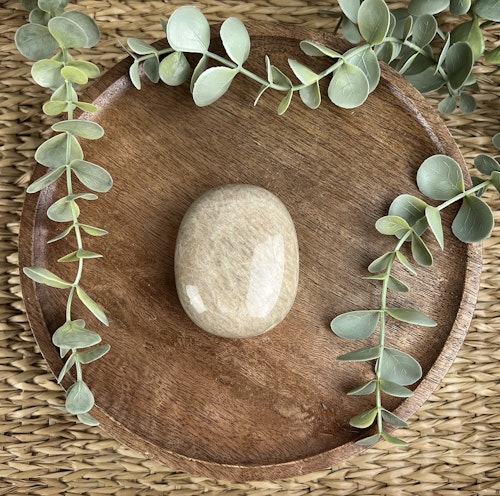 Garnierit (”Grön Månsten”) meditationssten/handsten B