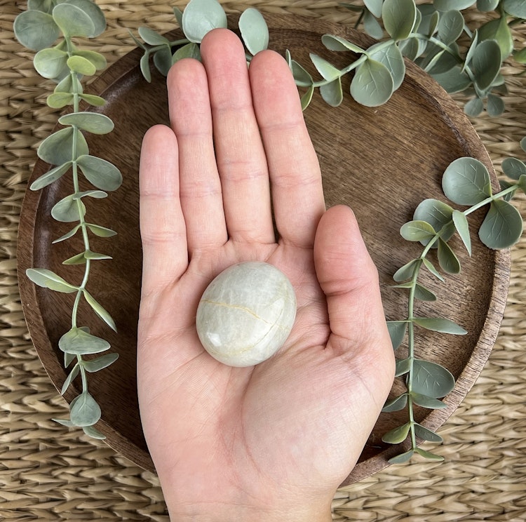 Garnierit (”Grön Månsten”) meditationssten/handsten D