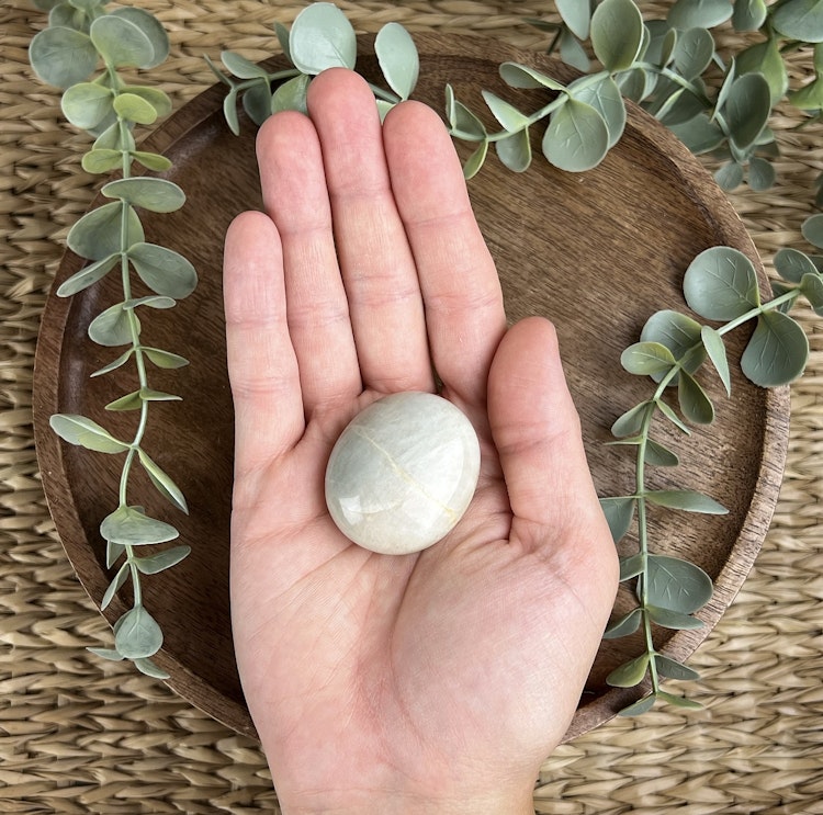 Garnierit (”Grön Månsten”) meditationssten/handsten D