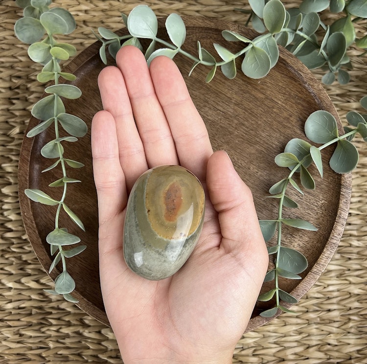 Polykrom Jaspis meditationssten (handsten) M