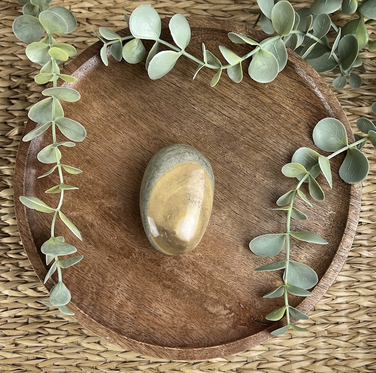 Polykrom Jaspis meditationssten (handsten) M