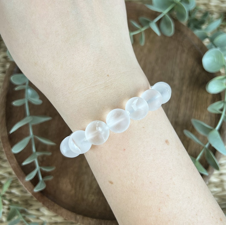 Stenarmband av frostad Bergkristall (12 mm)