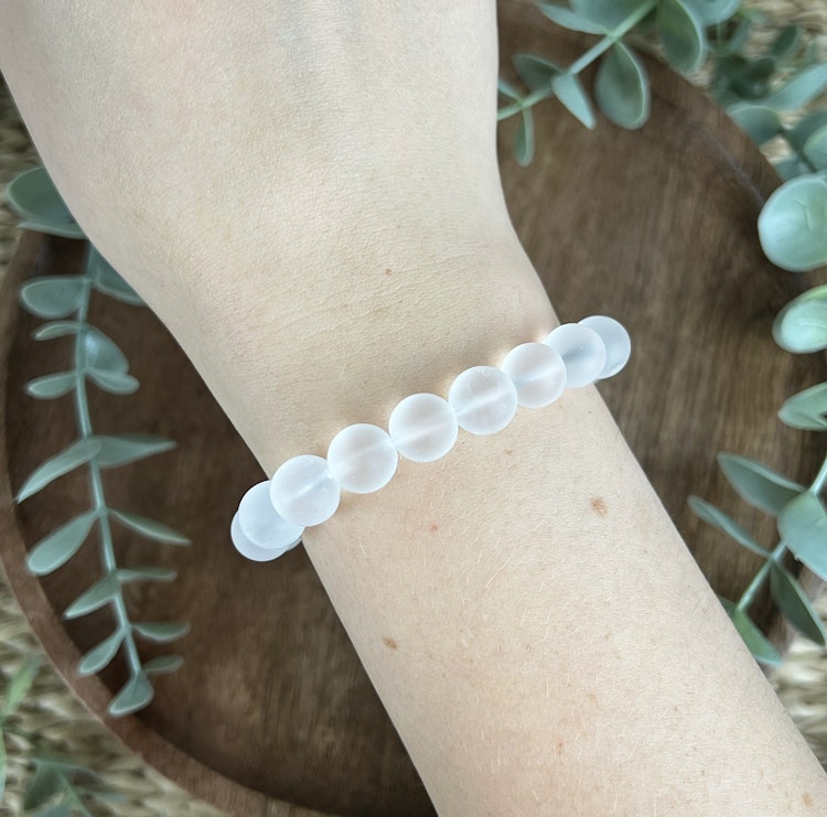 Stenarmband av frostad Bergkristall (10 mm)