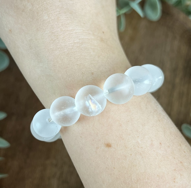 Stenarmband av frostad Bergkristall (12 mm)