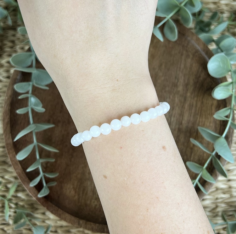 Stenarmband av Snökvarts (6 mm)