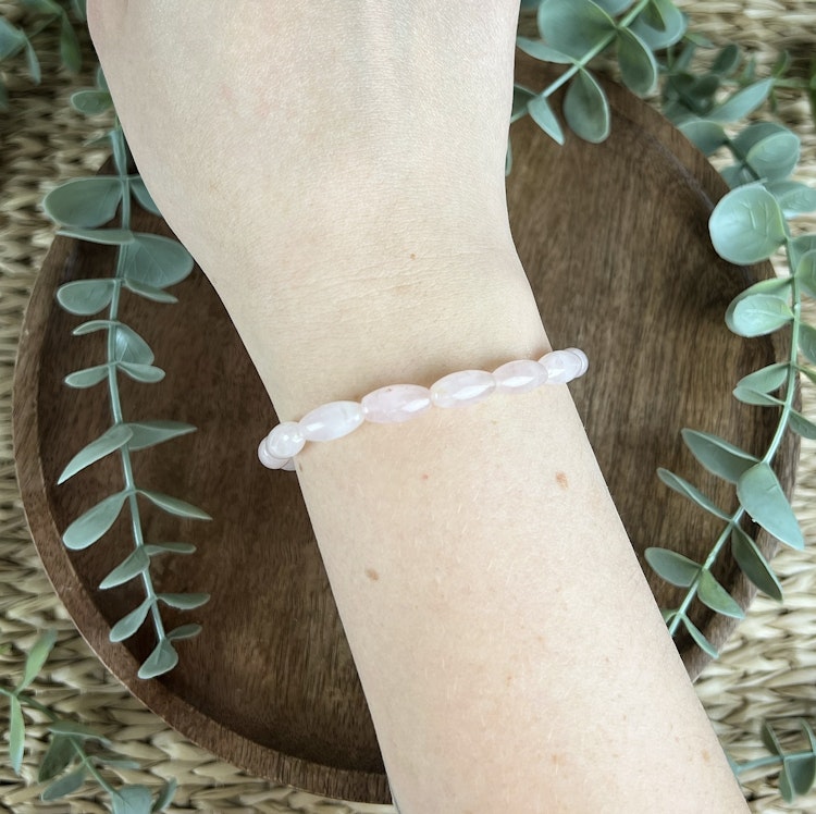 Stenarmband av Rosenkvarts (ovala pärlor)