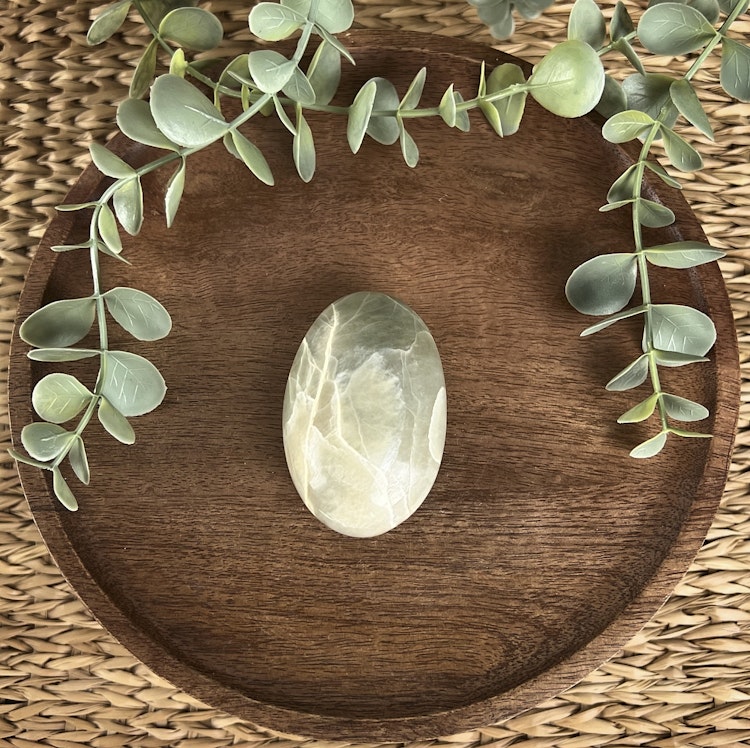 Garnierit (grön månsten) meditationssten/handsten A