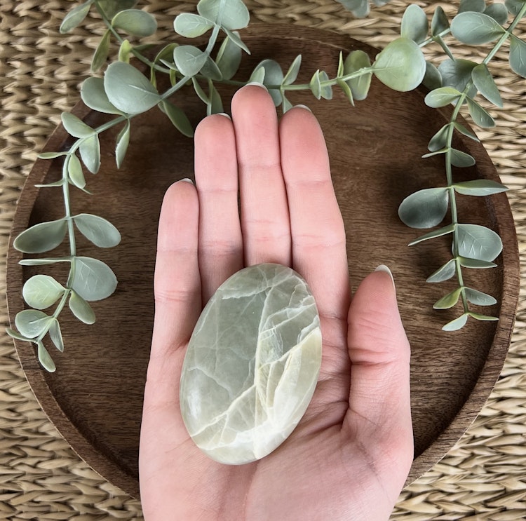Garnierit (grön månsten) meditationssten/handsten A