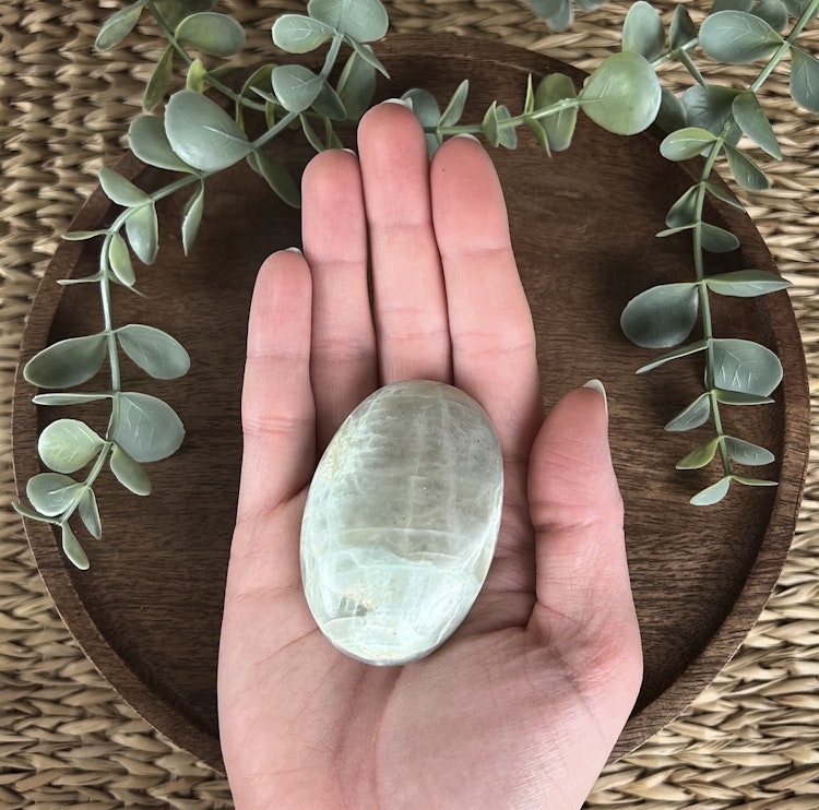 Garnierit (grön månsten) meditationssten/handsten B