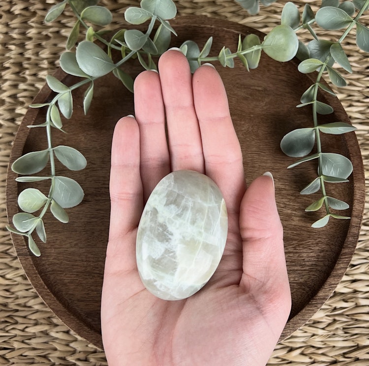 Garnierit (grön månsten) meditationssten/handsten B