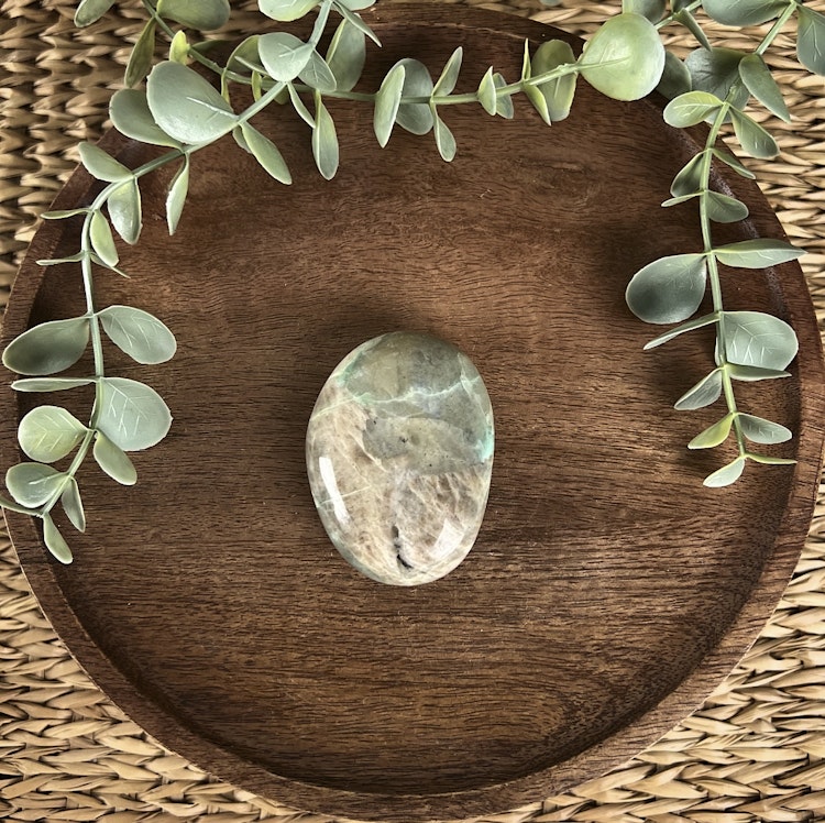 Garnierit (grön månsten) meditationssten/handsten D