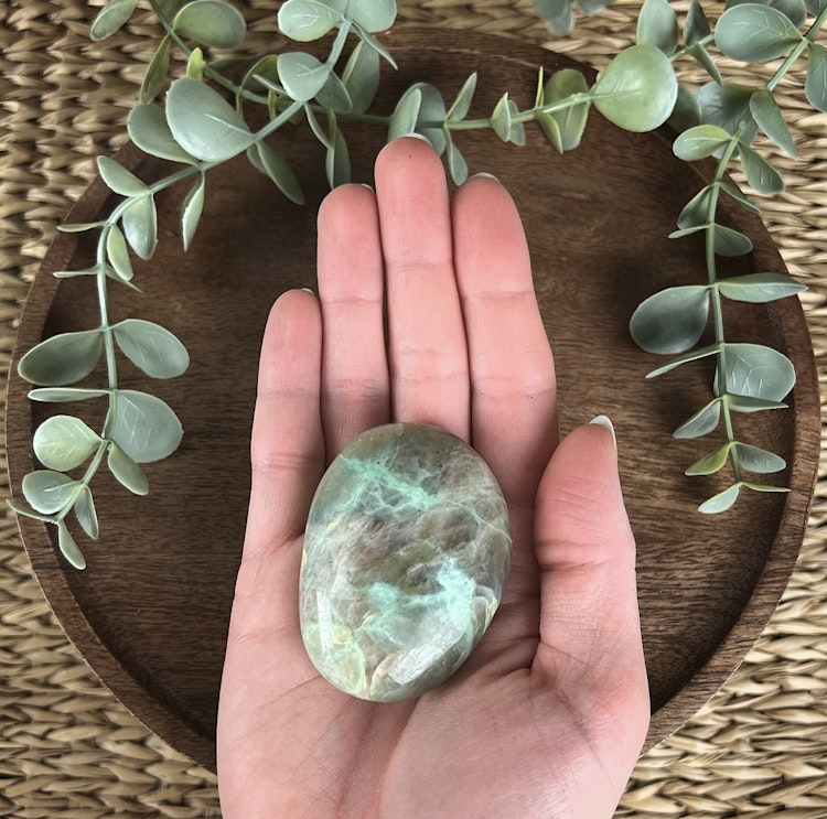 Garnierit (grön månsten) meditationssten/handsten D