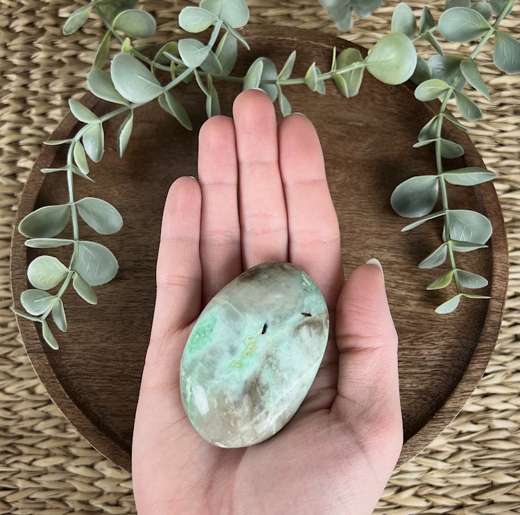 Garnierit (grön månsten) meditationssten/handsten E