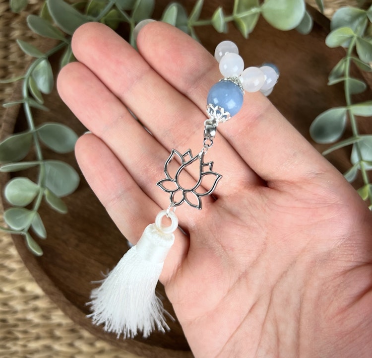 Mala halsband (handknutet) Vit kalcedon & Angelit