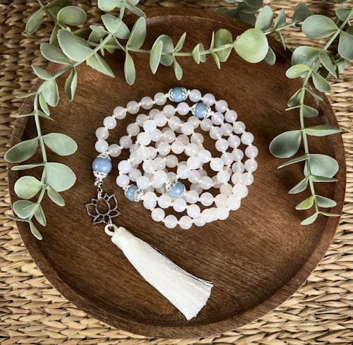 Mala halsband (handknutet) Vit kalcedon & Angelit