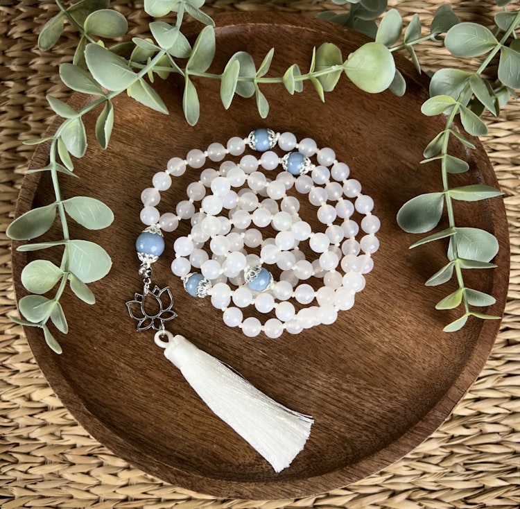Mala halsband (handknutet) Vit kalcedon & Angelit