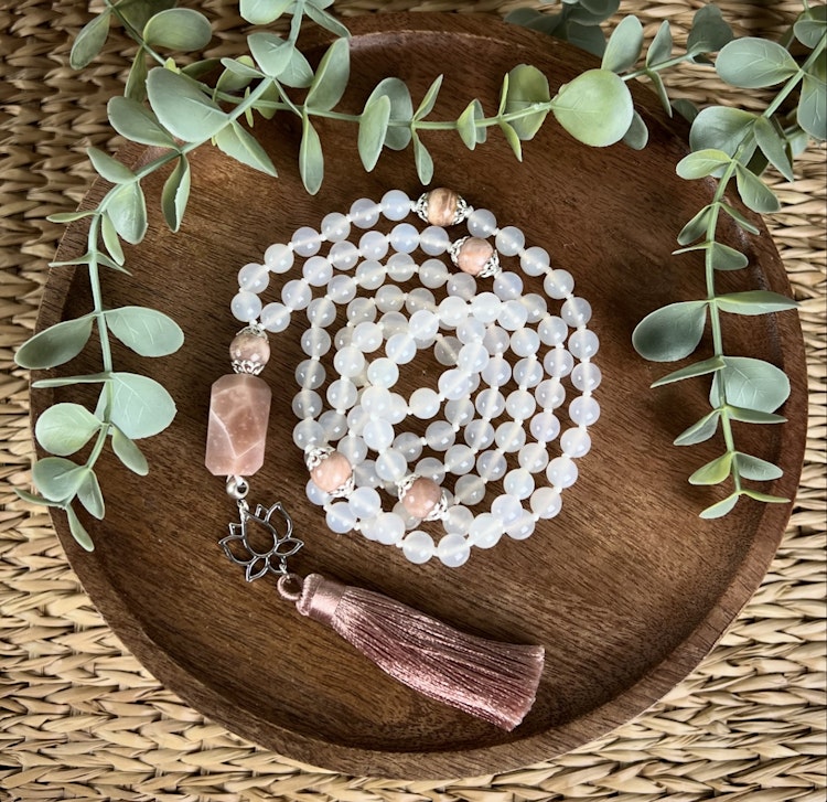Mala halsband (handknutet) Vit kalcedon & Persikomånsten