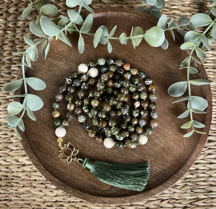 Mala halsband (handknutet) Rhyolit & Vit matt jaspis