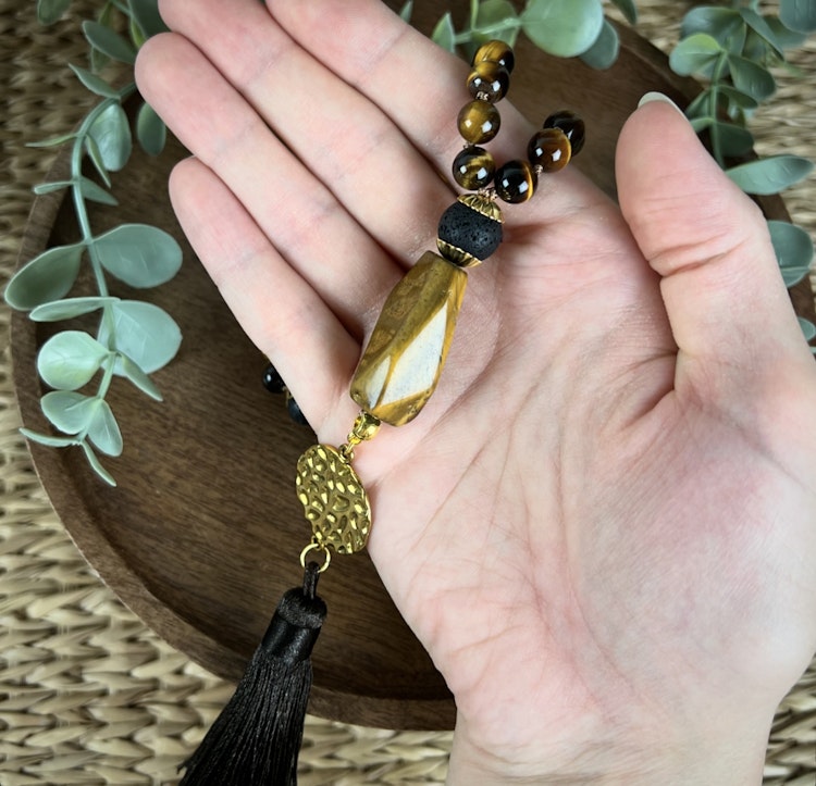 Mala halsband (handknutet) Tigeröga & Lavasten