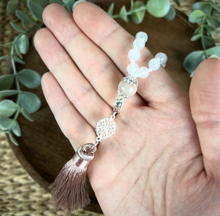 Mala halsband (handknutet) Vit kalcedon & Persikomånsten