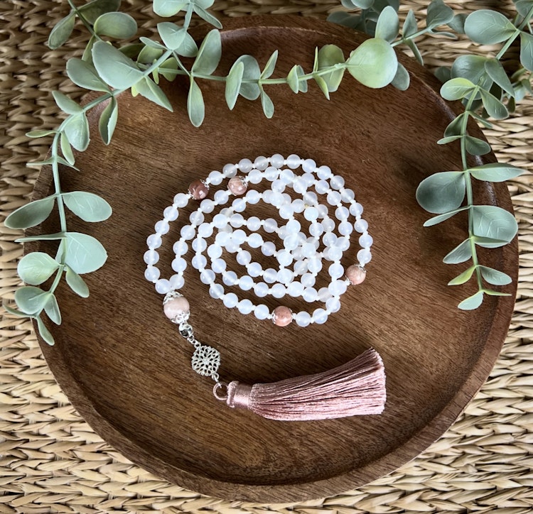 Mala halsband (handknutet) Vit kalcedon & Persikomånsten