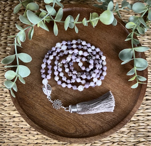Mala halsband (handknutet) Pegmatit/”Unicorn-stone” & Krackelerad Bergkristall