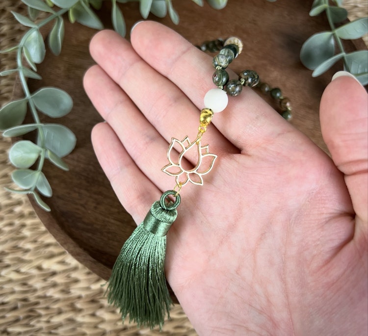 Mala halsband (handknutet) Rhyolit & Vit matt jaspis