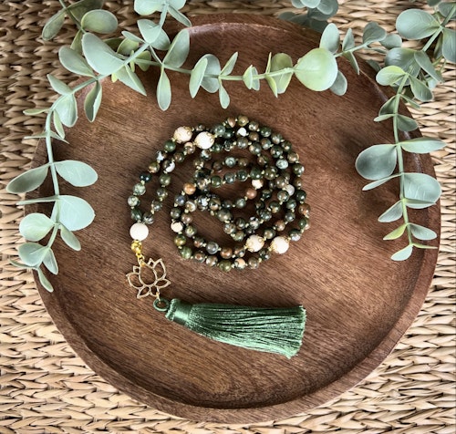 Mala halsband (handknutet) Rhyolit & Vit matt jaspis