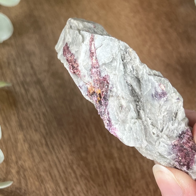Blå Albit med Rosa Turmalin, Lepidolit & Hematit A