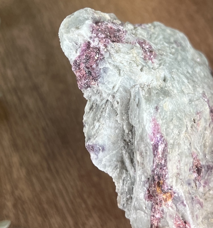 Blå Albit med Rosa Turmalin, Lepidolit & Hematit A