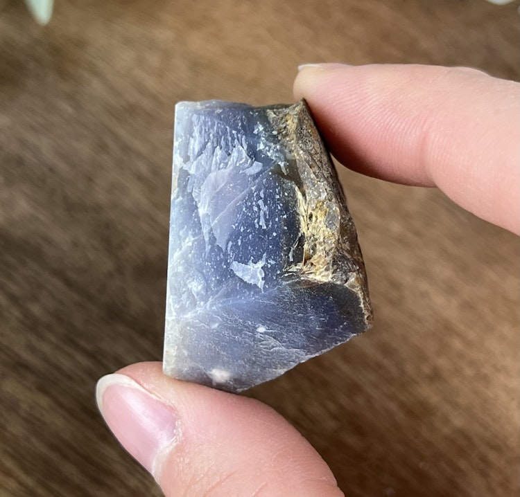Violett Kalcedon rå bit D