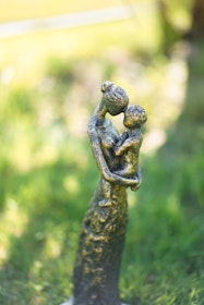 Staty Cameri Mamma med barn