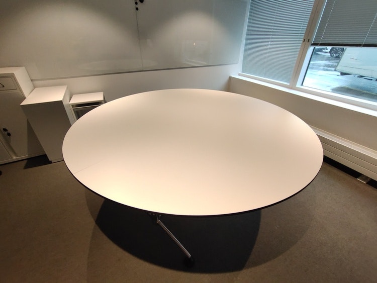 Runt två-delat bord med svart kant - 180 cm