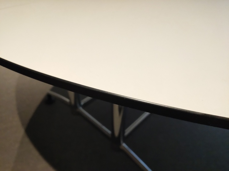 Runt två-delat bord med svart kant - 180 cm