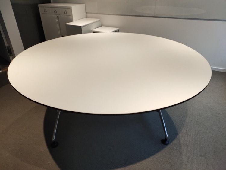 Runt två-delat bord med svart kant - 180 cm - Interiör.se - Hyra  designmöbler Stockholm