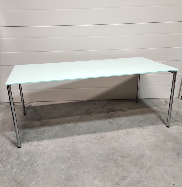 Glasbord med fällbara ben - 180 x 90 cm - Interior.se - Hyra designmöbler  Stockholm