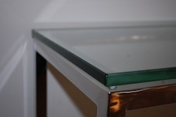Hyr sideboard med glasskiva och kromade ben